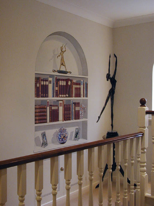 [Trompe l'oeil alcove with book shelves]